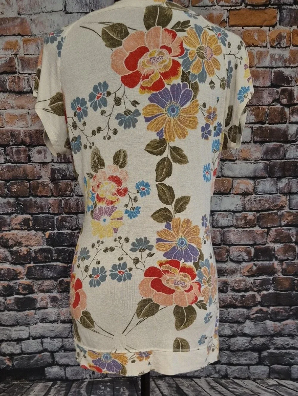 American Rag Cream Floral V-Neck Short Sleeve Tee